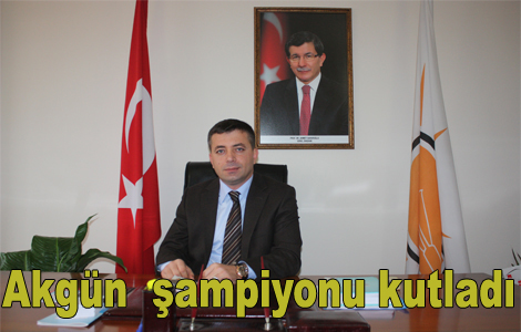 le Bakan Emre Akgn  ampiyonu kutlad.
