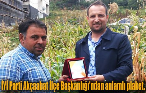İYİ Parti Akçaabat İlçe Başkanlığı'ndan anlamlı plaket.