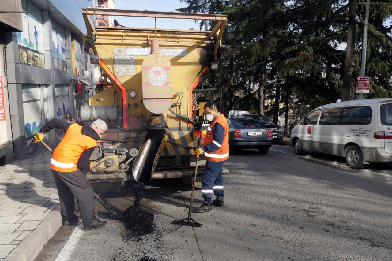 Kar nedeniyle hasar gren yollar onarlyor

