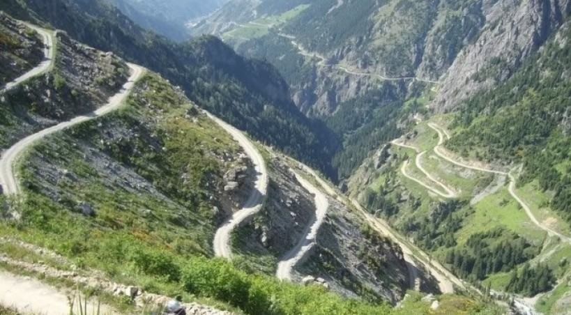 KARADENİZ’DE BULUNAN O YOLA DÜNYA “ÖLÜM YOLU” DİYOR