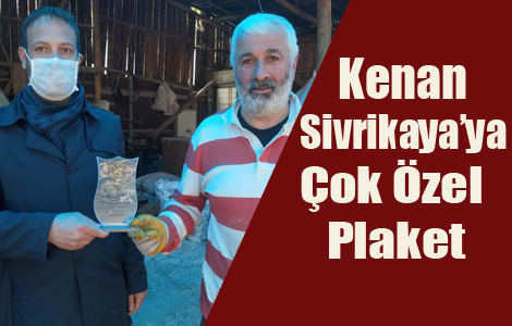 Kenan Sivrikaya'ya Plaket
