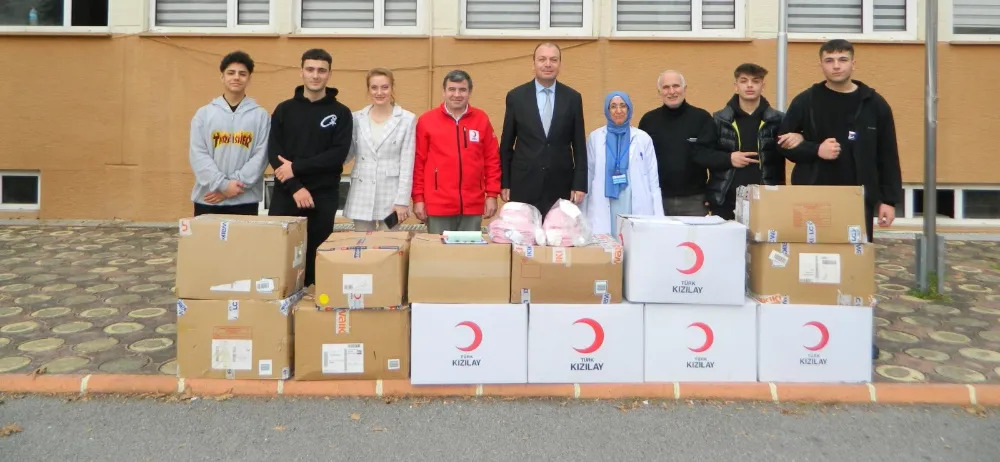 KIZILAYDAN OKULLARA KIYAFET YARDIMI
