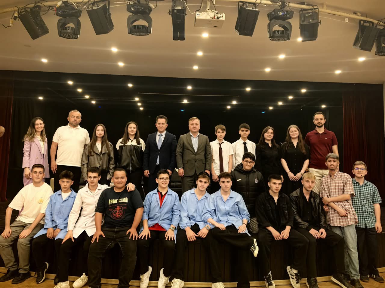 KOMU OCUUN LSESݔ SAHNEYE DAMGA VURDU
