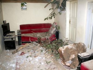 Kopan Kaya Parçaları Evlerin Üstüne Düştü