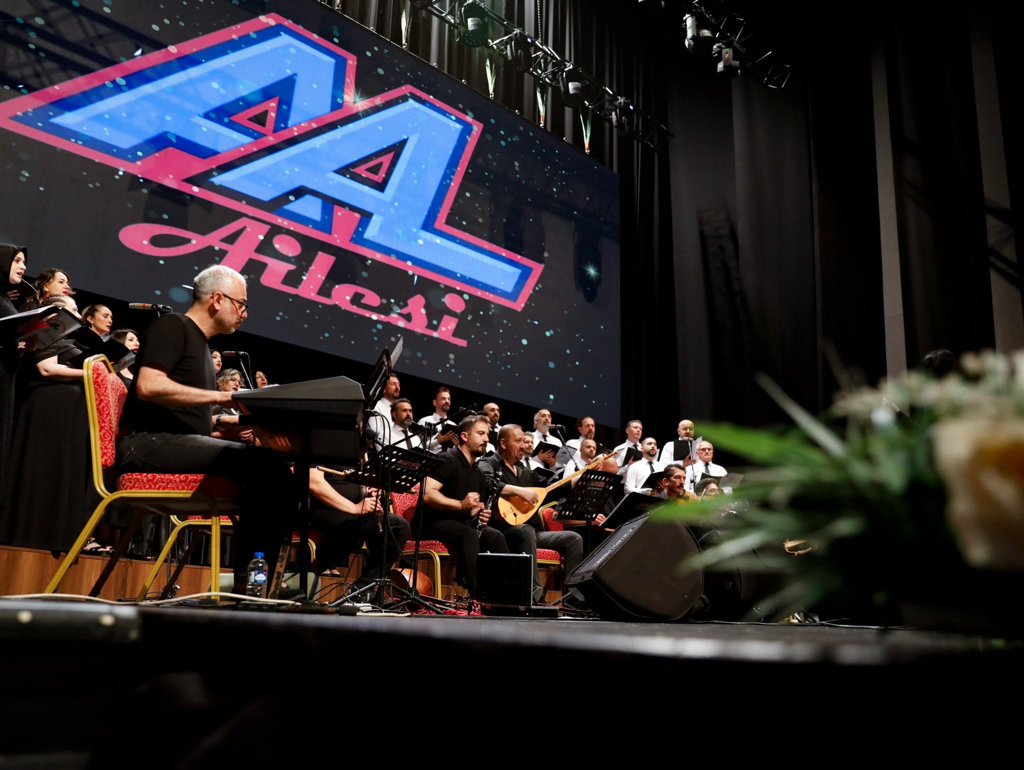 MEZUNLAR KOROSUNDAN MUHTEŞEM KONSER