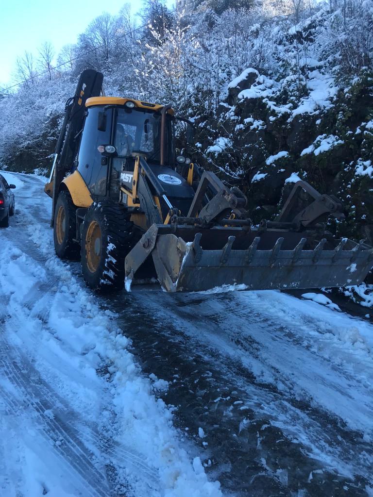 Of Belediyesi karla mücadeleye ara vermeden devam ediyor