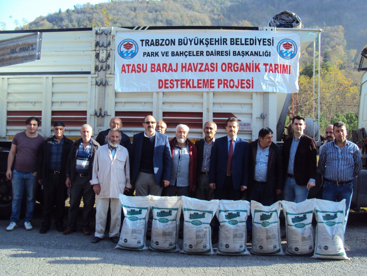 Organik tarm meyvelerini vermeye balad

