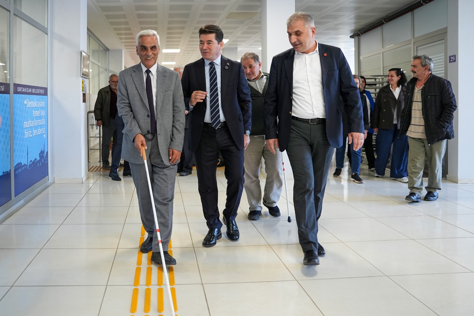 ORTAHİSAR BELEDİYESİ’NDEN GÖRME ENGELLİLER GÜNÜ'NDE ANLAMLI ETKİNLİKGÖRME ENGELLİ 20 BİREYE, BEYAZ BASTON HEDİYE EDİLDİ