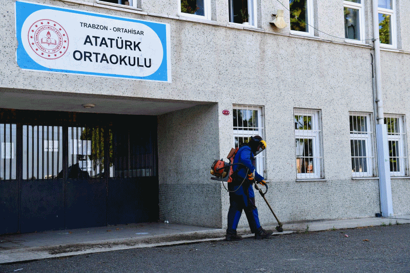 ORTAHİSAR BELEDİYESİ’NDEN OKUL BAHÇELERİNDE YOĞUN TEMİZLİK MESAİSİ