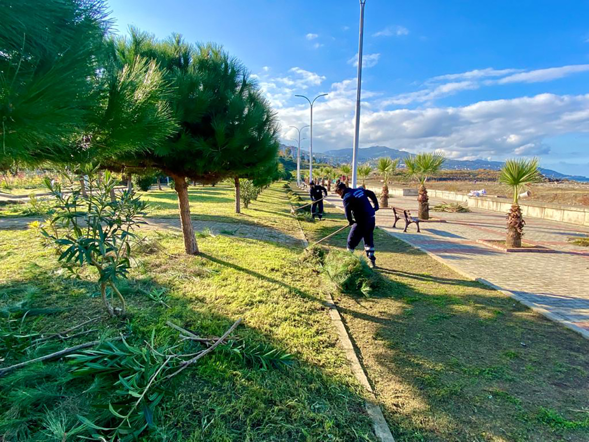PARK VE BAHÇELER TEMİZLENİYOR
