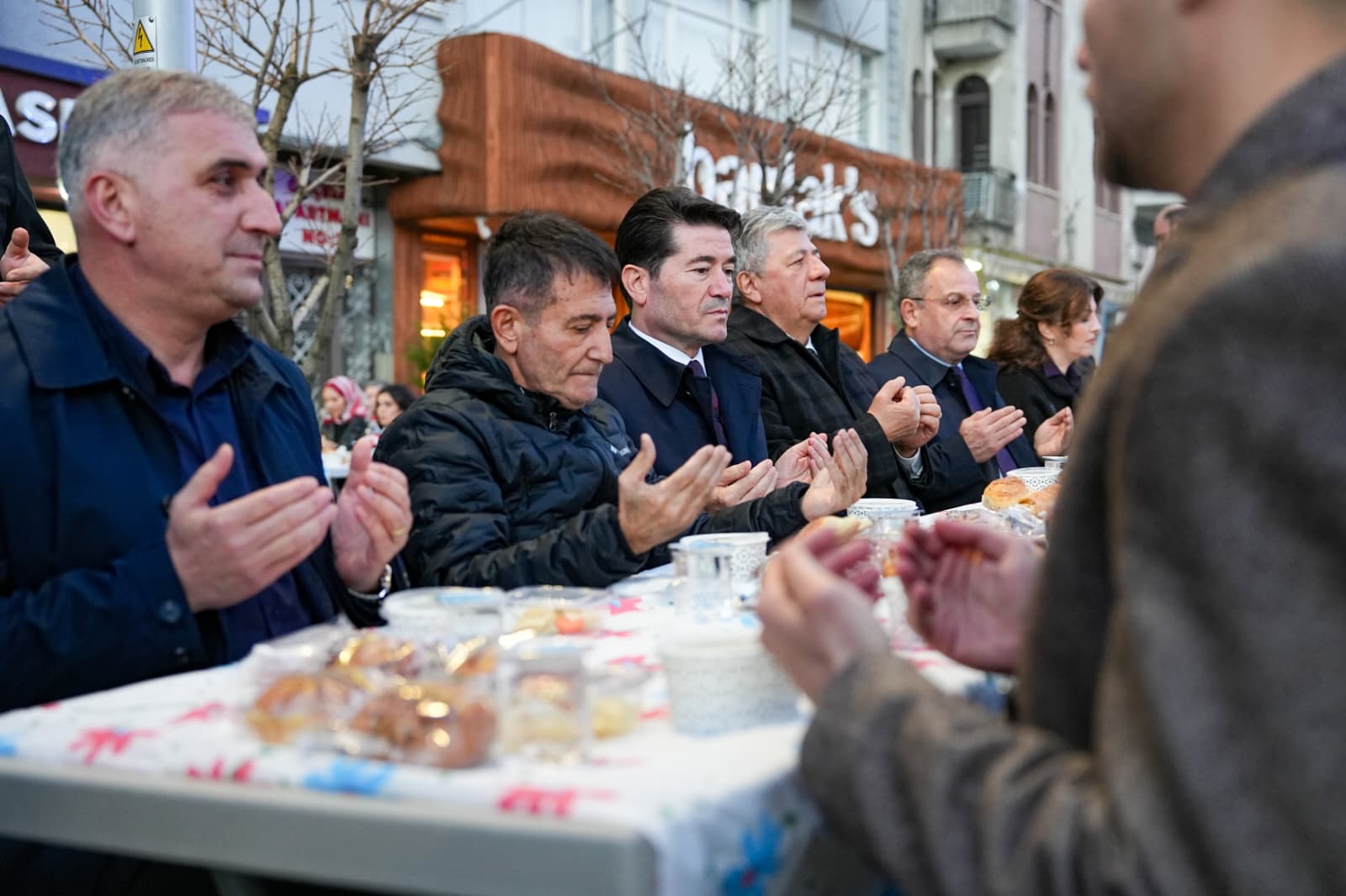 RAMAZAN’IN GÜZELLİKLERİ ORTAHİSAR’IN İFTAR SOFRALARINDA YAŞANIYOR