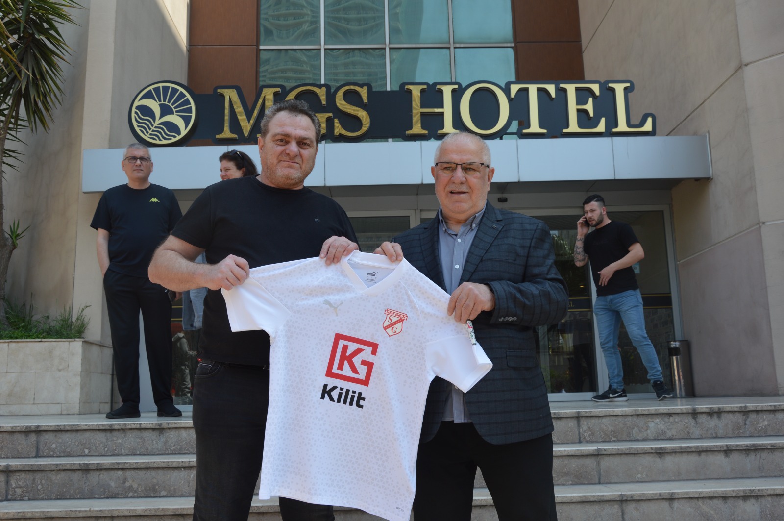 SALHOLU KARDELERDEN SEBAT GENLKE DESTEK