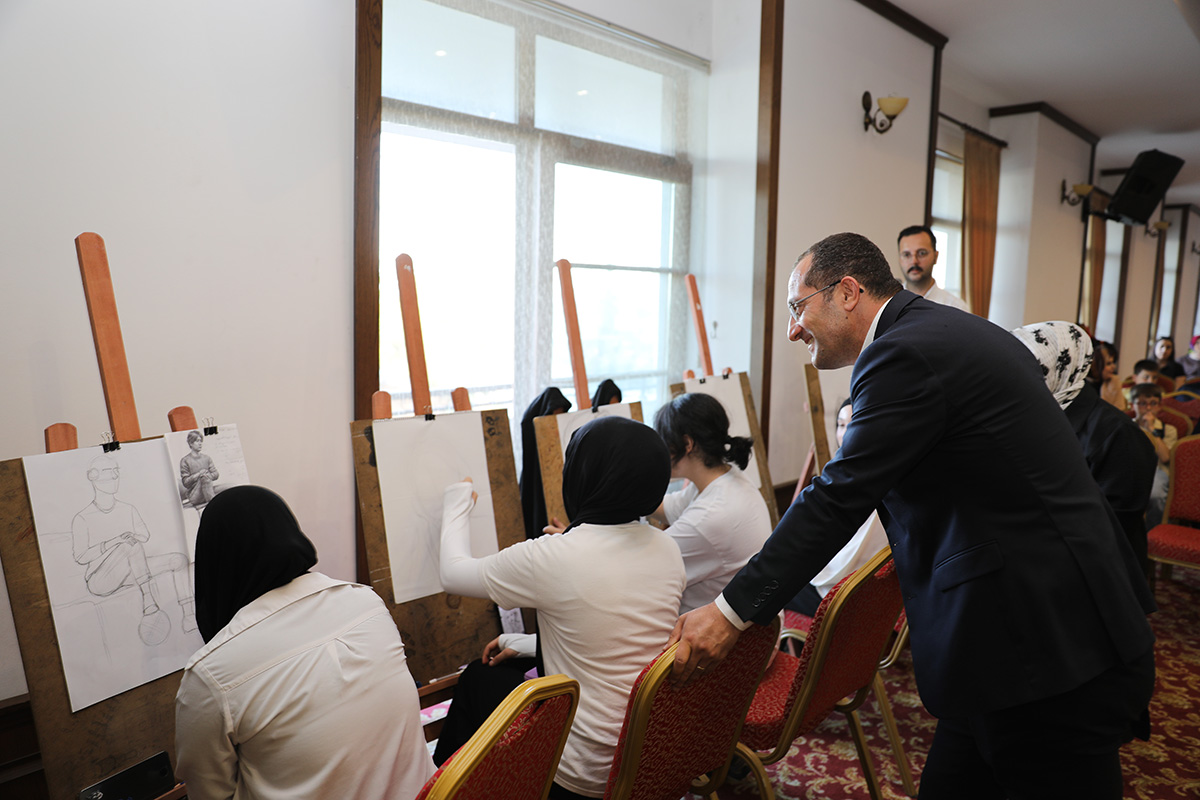 SANAT AKADEMS YAZ SONU GSTERS GEREKLET
