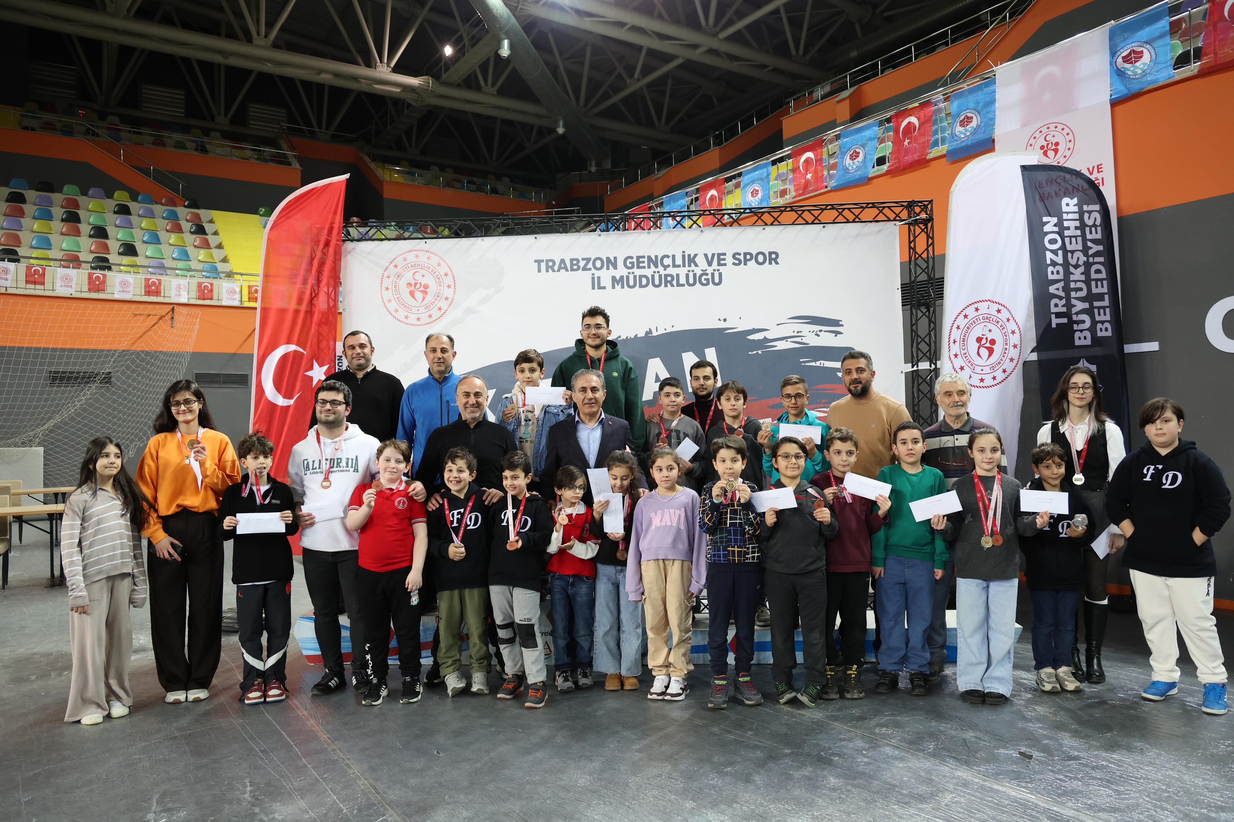 SATRANÇ TURNUVASI’NDA DERECEYE GİRENLER ÖDÜLLENDİRİLDİ