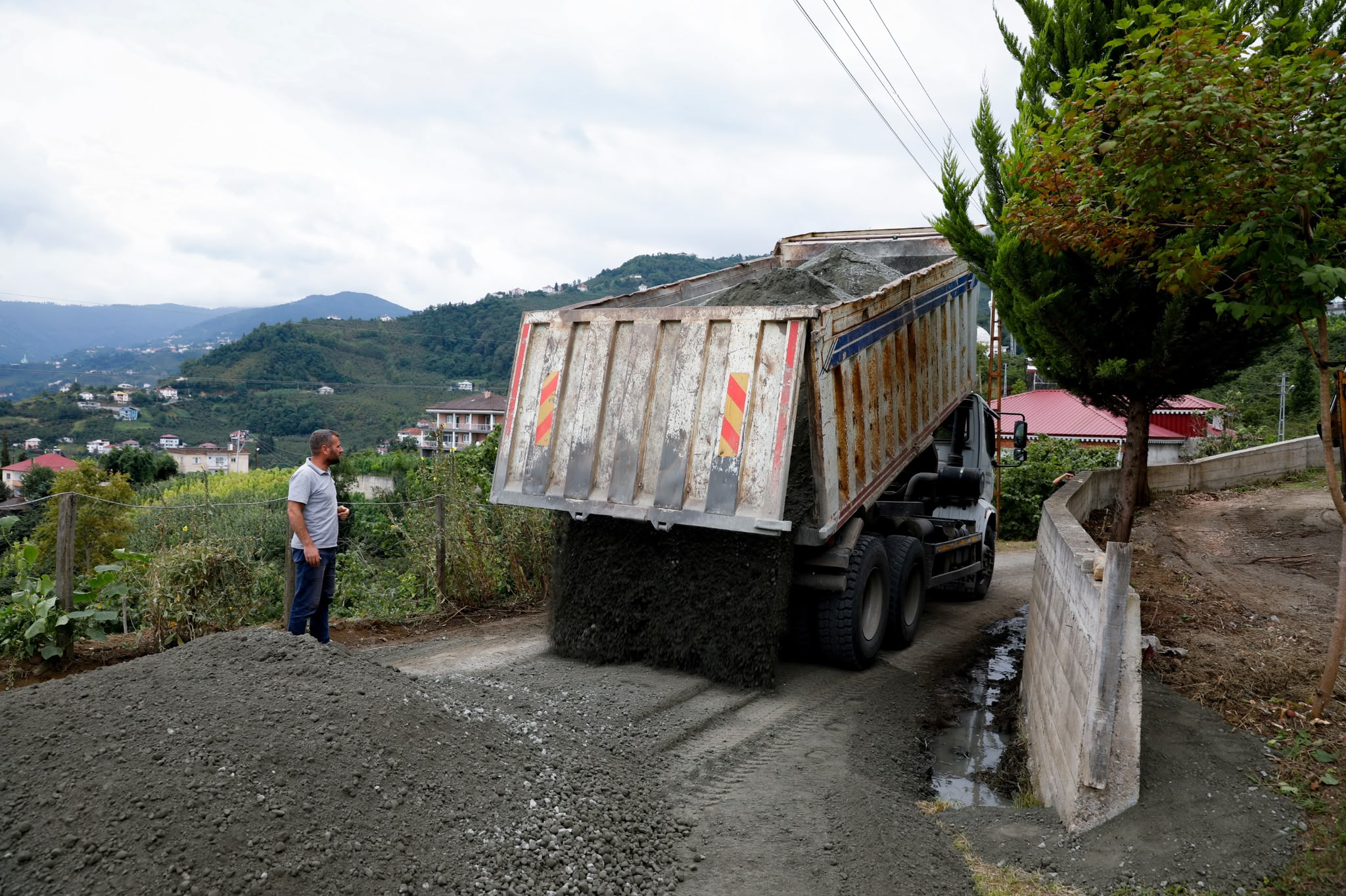 SÖĞÜTLÜ’YE ASFALT, DERECİK’E BETON YOL