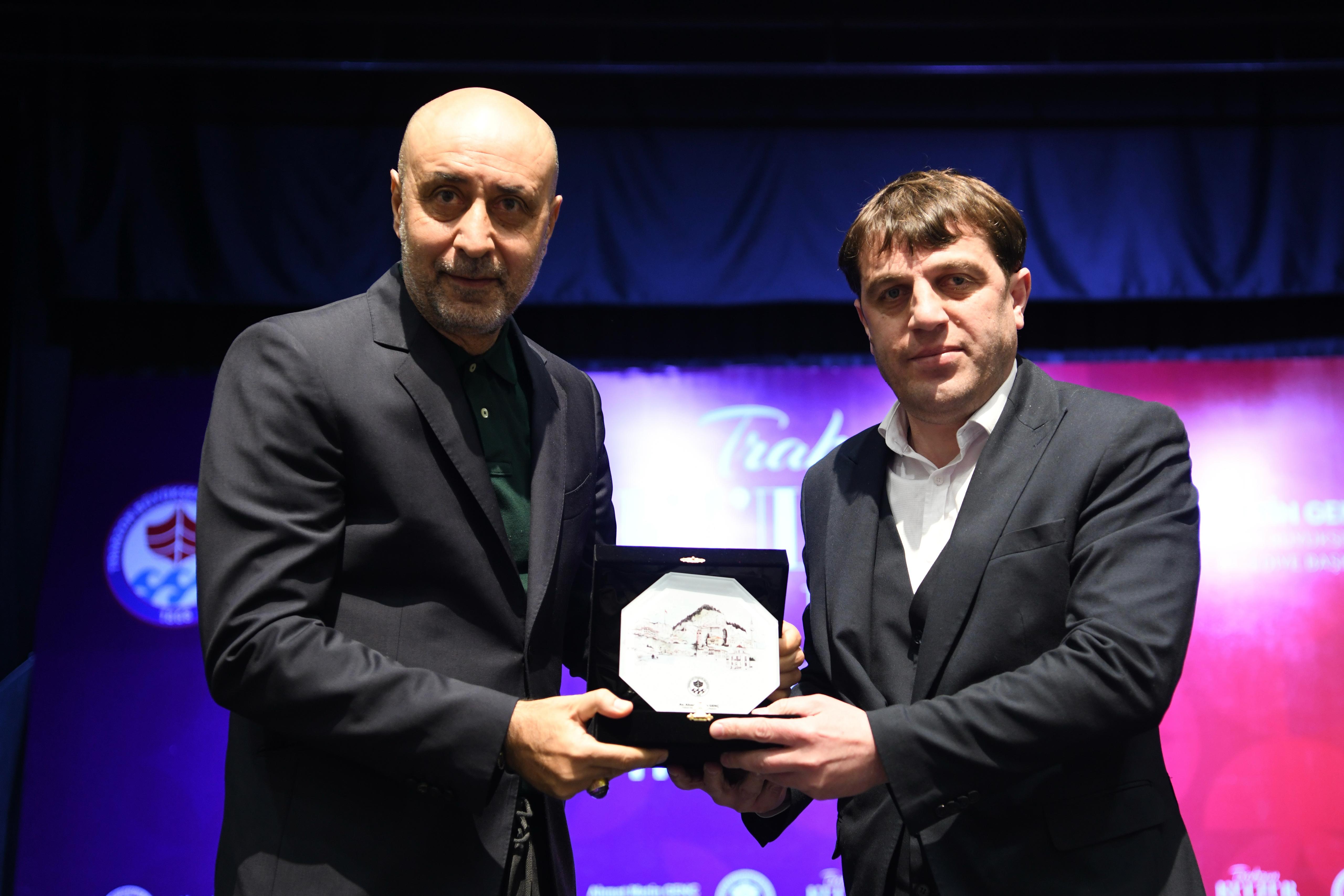 TOLUNAY KAFKAS, SEVENLERİYLE BİR ARAYA GELDİ