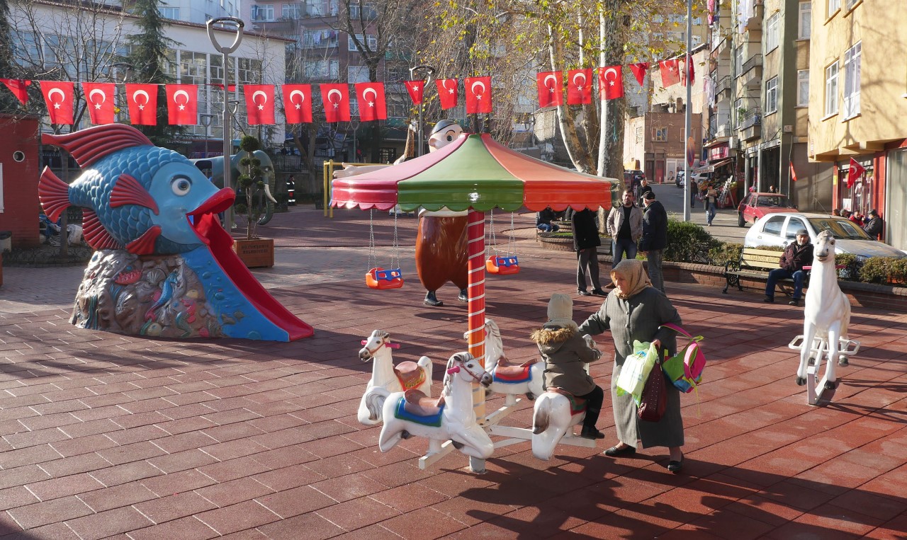 Trabzon Bykehir Belediyesinden okullara ocuk park