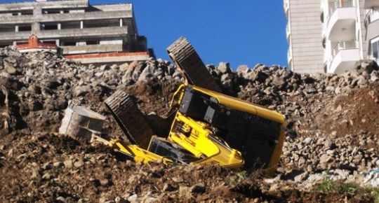 Trabzon'da i makinesi arampole yuvarland
