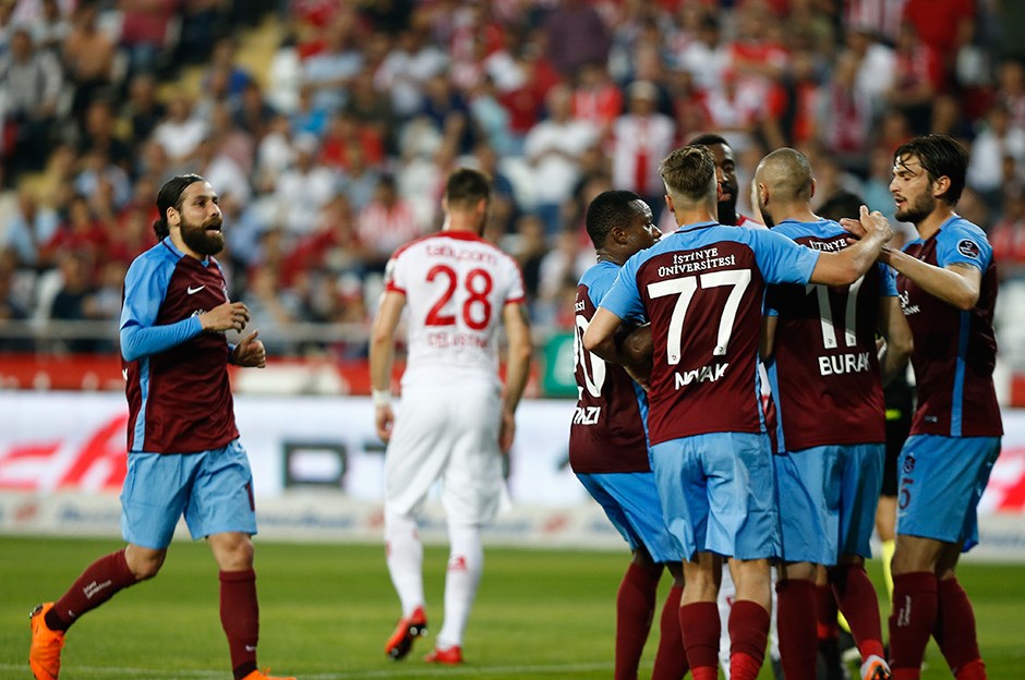 Trabzonspor Antalyaspor'u deplasmanda devirdi!
