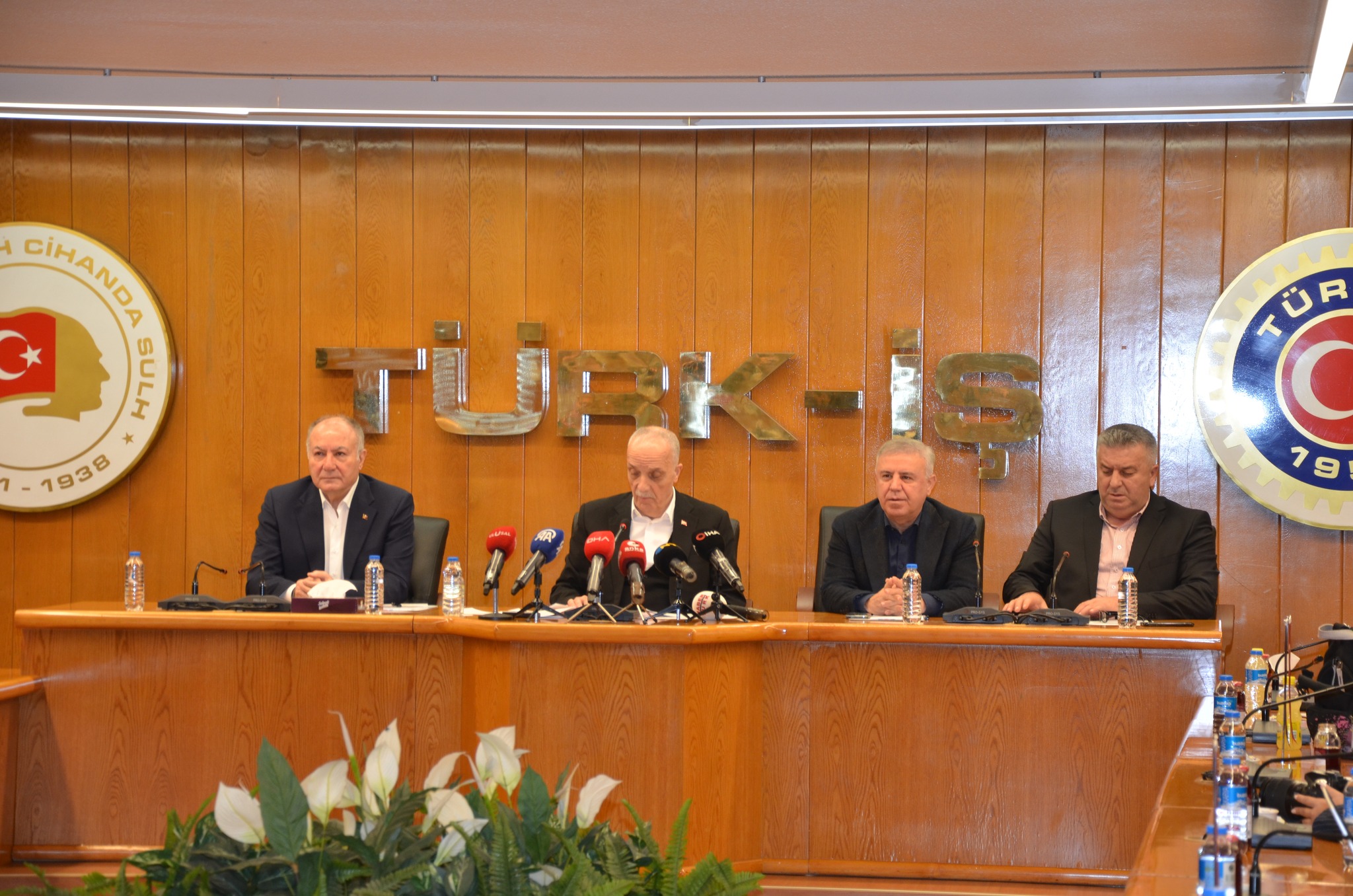 TÜRK-İŞ GENEL BAŞKANIMIZ ERGÜN ATALAY'DAN ASGARİ ÜCRET İLE İLGİLİ BASIN AÇIKLAMASI