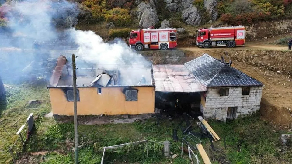 YAYLA EVİ KÜLE DÖNDÜ