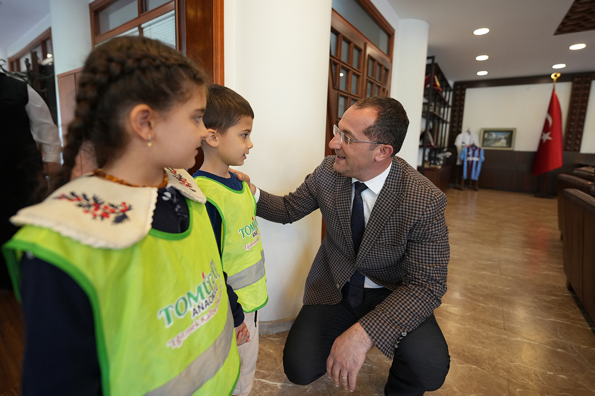 Yıldızlı Tomurcuk Anaokulu Filozoflar Sınıfı öğrencileri, Kurban Bayramı öncesinde Osman Nuri Ekim’i makamında ziyaret etti.